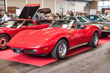 Friedrichshafen - Mayıs 2019: Kırmızı Chevrolet Corvette Cabrio C3 1975 cabrio Motorworld Classics Bodensee Mayıs'ta 11, 2019 Friedrichshafen, Almanya