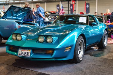 Friedrichshafen - Mayıs 2019: masmavi Chevrolet Corvette C3 V8 305 Cid 1980 coupe Motorworld Classics Bodensee Mayıs'ta 11, 2019 Friedrichshafen, Almanya