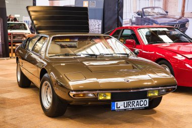 Friedrichshafen - Mayıs 2019: Kum altın Lamborghini Uracco 1973 coupe Motorworld Classics Bodensee Mayıs'ta 11, 2019 Friedrichshafen, Almanya