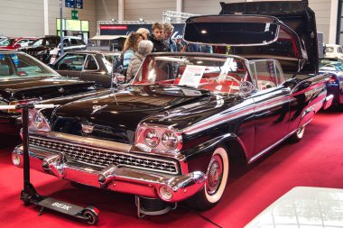 Friedrichshafen - Mayıs 2019: Siyah Ford Skyliner Fairlane 500 cabrio Motorworld Classics Bodensee Mayıs'ta 11, 2019 Friedrichshafen, Almanya