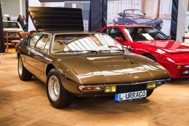 Friedrichshafen - Mayıs 2019: Kum altın Lamborghini Uracco 1973 coupe Motorworld Classics Bodensee Mayıs'ta 11, 2019 Friedrichshafen, Almanya