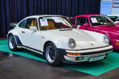 Friedrichshafen - Mayıs 2019: Beyaz Porsche 911 930 964 Turbo 1987 cabrio Motorworld Classics Bodensee Mayıs'ta 11, 2019 Friedrichshafen, Almanya