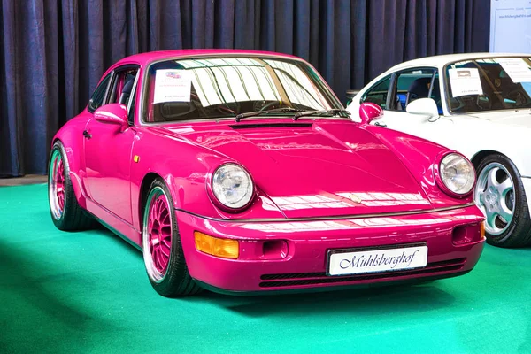 Φριντρισχάφεν-Μάιος 2019: ροζ Πόρσε 911 964 RS Carrera 1992 Eres στο Motorworld κλασικά Bodensee στις 11 Μαΐου 2019 στο Φριντρισχάφεν, Γερμανία — Φωτογραφία Αρχείου