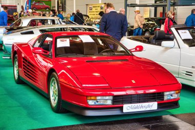 Friedrichshafen - Mayıs 2019: kırmızı Ferrari Testarossa F110 1989 coupe Motorworld Classics Bodensee Mayıs'ta 11, 2019 Friedrichshafen, Almanya