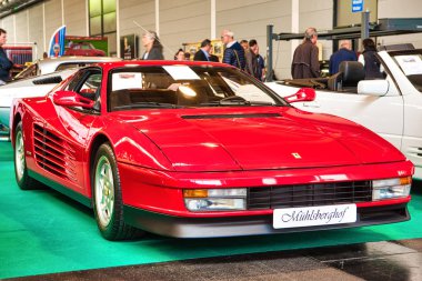 Friedrichshafen - Mayıs 2019: kırmızı Ferrari Testarossa F110 1989 coupe Motorworld Classics Bodensee Mayıs'ta 11, 2019 Friedrichshafen, Almanya