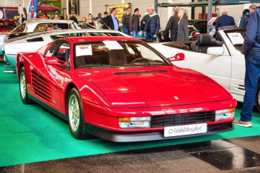 Friedrichshafen - Mayıs 2019: kırmızı Ferrari Testarossa F110 1989 coupe Motorworld Classics Bodensee Mayıs'ta 11, 2019 Friedrichshafen, Almanya