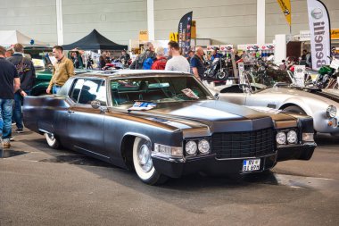 Friedrichshafen - Mayıs 2019: Siyah Cadillac De Ville 1969 Sedan Motorworld Classics Bodensee Mayıs'ta 11, 2019 Friedrichshafen, Almanya