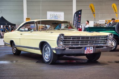 Friedrichshafen - Mayıs 2019: bej fildişi Ford Galaxy 500 Mayıs'ta Motorworld Classics Bodensee'de 11, 2019 Friedrichshafen, Almanya