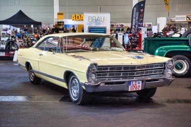 Friedrichshafen - Mayıs 2019: bej fildişi Ford Galaxy 500 Mayıs'ta Motorworld Classics Bodensee'de 11, 2019 Friedrichshafen, Almanya