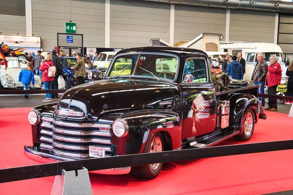 Friedrichshafen - Mayıs 2019: siyah Chevrolet 3100 1954 Mayıs'ta Motorworld Classics Bodensee pickup 11, 2019 Friedrichshafen, Almanya
