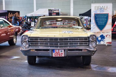 Friedrichshafen - Mayıs 2019: bej fildişi Ford Galaxy 500 Mayıs'ta Motorworld Classics Bodensee'de 11, 2019 Friedrichshafen, Almanya
