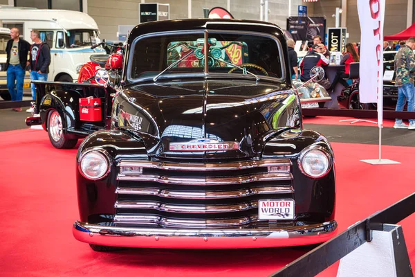 Friedrichshafen - Mayıs 2019: siyah Chevrolet 3100 1954 Mayıs'ta Motorworld Classics Bodensee pickup 11, 2019 Friedrichshafen, Almanya