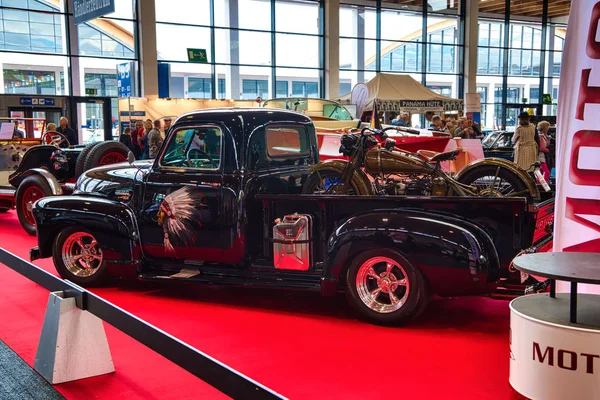 Friedrichshafen - Mayıs 2019: siyah Chevrolet 3100 1954 Mayıs'ta Motorworld Classics Bodensee pickup 11, 2019 Friedrichshafen, Almanya