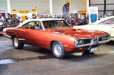 Friedrichshafen - Mayıs 2019: kırmızı turuncu Dodge Super Bee V 1970 coupe Motorworld Classics Bodensee Mayıs'ta 11, 2019 Friedrichshafen, Almanya