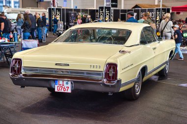 Friedrichshafen - Mayıs 2019: bej fildişi Ford Galaxy 500 Mayıs'ta Motorworld Classics Bodensee'de 11, 2019 Friedrichshafen, Almanya