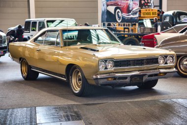 Friedrichshafen - Mayıs 2019: altın kum Plymouth Road Runner 1968 Motorworld Classics Bodensee Mayıs'ta 11, 2019 Friedrichshafen, Almanya