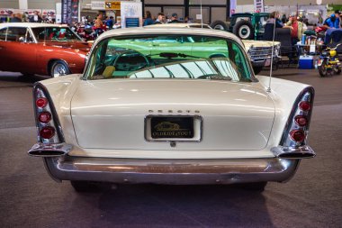 Friedrichshafen - Mayıs 2019: beyaz Desoto Adventurer 1957 Motorworld Classics Bodensee Mayıs'ta 11, 2019 Friedrichshafen, Almanya