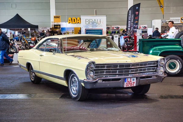 Friedrichshafen - Mayıs 2019: bej fildişi Ford Galaxy 500 Mayıs'ta Motorworld Classics Bodensee'de 11, 2019 Friedrichshafen, Almanya