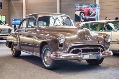 Friedrichshafen - Mayıs 2019: Kum kahverengi Oldsmobile 1949 Motorworld Classics Bodensee Mayıs'ta 11, 2019 Friedrichshafen, Almanya