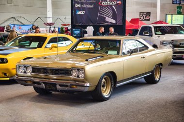 Friedrichshafen - Mayıs 2019: altın kum Plymouth Road Runner 1968 Motorworld Classics Bodensee Mayıs'ta 11, 2019 Friedrichshafen, Almanya