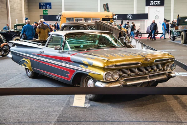 FRIEDRICHSHAFEN - MAIO 2019: preto amarelo vermelho CHEVROLET EL CAMINO 1959 no Motorworld Classics Bodensee em 11 de maio de 2019 em Friedrichshafen, Alemanha — Fotografia de Stock