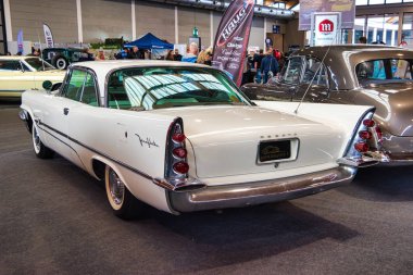 Friedrichshafen - Mayıs 2019: beyaz Desoto Adventurer 1957 Motorworld Classics Bodensee Mayıs'ta 11, 2019 Friedrichshafen, Almanya