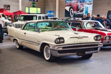 Friedrichshafen - Mayıs 2019: beyaz Desoto Adventurer 1957 Motorworld Classics Bodensee Mayıs'ta 11, 2019 Friedrichshafen, Almanya