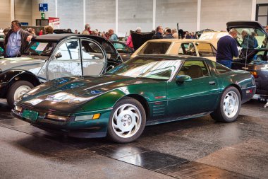 Friedrichshafen - Mayıs 2019: Koyu yeşil Chevrolet Corvette C4 1995 Coupe Motorworld Classics Bodensee Mayıs'ta 11, 2019 Friedrichshafen, Almanya