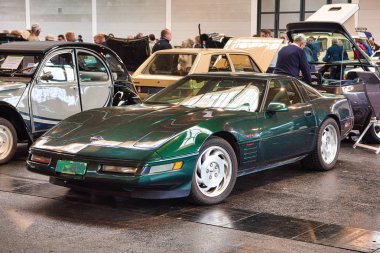 Friedrichshafen - Mayıs 2019: Koyu yeşil Chevrolet Corvette C4 1995 Coupe Motorworld Classics Bodensee Mayıs'ta 11, 2019 Friedrichshafen, Almanya