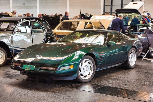 FRIEDRICHSHAFEN - MAYO 2019: CHEVROLET CORVETTE C4 1995 coupé en Motorworld Classics Bodensee el 11 de mayo de 2019 en Friedrichshafen, Alemania — Foto de Stock