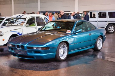 Friedrichshafen - Mayıs 2019: mavi Bmw 8 840 E31 Ci 1990 coupe Motorworld Classics Bodensee Mayıs'ta 11, 2019 Friedrichshafen, Almanya