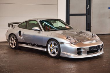 Friedrichshafen - Mayıs 2019: Gümüş Porsche 911 996 Gt2 Turbo 2001 coupe Motorworld Classics Bodensee Mayıs'ta 11, 2019 Friedrichshafen, Almanya