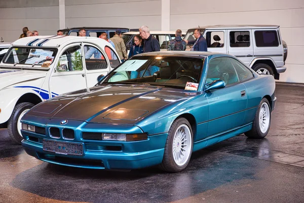 Friedrichshafen-maj 2019: blå BMW 8 840 E31 CI 1990 Coupe på Motorworld Classics Bodensee den 11 maj 2019 i Friedrichshafen, Germany — Stockfoto