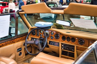 Friedrichshafen - Mayıs 2019: bej iç Rolls-Royce Corniche 2 Ii 1986 cabrio Motorworld Classics Bodensee Mayıs'ta 11, 2019 Friedrichshafen, Almanya