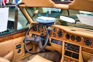 Friedrichshafen - Mayıs 2019: bej iç Rolls-Royce Corniche 2 Ii 1986 cabrio Motorworld Classics Bodensee Mayıs'ta 11, 2019 Friedrichshafen, Almanya