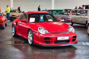 Friedrichshafen - Mayıs 2019: kırmızı Porsche 911 996 Turbo coupe 2000 Motorworld Classics Bodensee Mayıs'ta 11, 2019 Friedrichshafen, Almanya