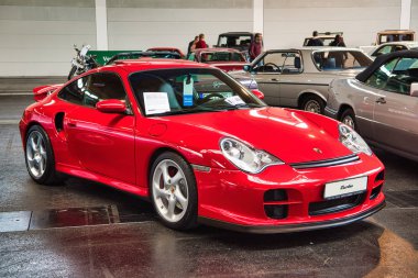 Friedrichshafen - Mayıs 2019: kırmızı Porsche 911 996 Turbo coupe 2000 Motorworld Classics Bodensee Mayıs'ta 11, 2019 Friedrichshafen, Almanya