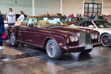 Friedrichshafen - Mayıs 2019: Maroon Rolls-Royce Corniche 2 Ii 1986 cabrio 11 Mayıs 2019'da Friedrichshafen, Almanya'da Motorworld Classics Bodensee'de