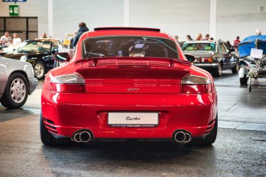 Friedrichshafen - Mayıs 2019: kırmızı Porsche 911 996 Turbo coupe 2000 Motorworld Classics Bodensee Mayıs'ta 11, 2019 Friedrichshafen, Almanya