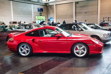 Friedrichshafen - Mayıs 2019: kırmızı Porsche 911 996 Turbo coupe 2000 Motorworld Classics Bodensee Mayıs'ta 11, 2019 Friedrichshafen, Almanya