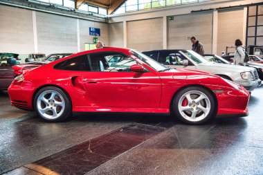 Friedrichshafen - Mayıs 2019: kırmızı Porsche 911 996 Turbo coupe 2000 Motorworld Classics Bodensee Mayıs'ta 11, 2019 Friedrichshafen, Almanya