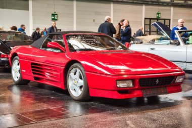 Friedrichshafen - Mayıs 2019: kırmızı Ferrari 348 Spider 1994 cabrio Motorworld Classics Bodensee Mayıs'ta 11, 2019 Friedrichshafen, Almanya