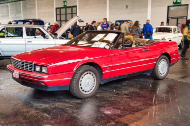 Friedrichshafen - Mayıs 2019: kırmızı Cadillac Allante 1989 cabrio Motorworld Classics Bodensee Mayıs'ta 11, 2019 Friedrichshafen, Almanya
