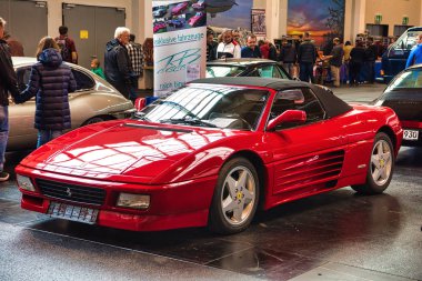Friedrichshafen - Mayıs 2019: kırmızı Ferrari 348 Spider 1994 cabrio Motorworld Classics Bodensee Mayıs'ta 11, 2019 Friedrichshafen, Almanya