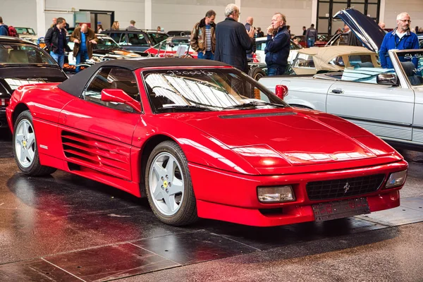 FRIEDRICHSHAFEN - MAYO 2019: red FERRARI 348 SPIDER 1994 cabrio at Motorworld Classics Bodensee on mayo 11, 2019 in Friedrichshafen, Germany — Foto de Stock