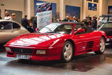 Friedrichshafen - Mayıs 2019: kırmızı Ferrari 348 Spider 1994 cabrio Motorworld Classics Bodensee Mayıs'ta 11, 2019 Friedrichshafen, Almanya