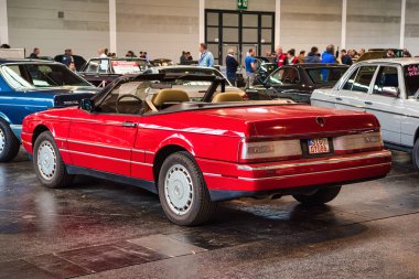 Friedrichshafen - Mayıs 2019: kırmızı Cadillac Allante 1989 cabrio Motorworld Classics Bodensee Mayıs'ta 11, 2019 Friedrichshafen, Almanya