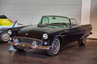 Friedrichshafen - Mayıs 2019: siyah Ford Thunderbird T-Bird 1955 cabrio Motorworld Classics Bodensee Mayıs'ta 11, 2019 Friedrichshafen, Almanya