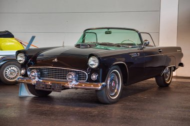 Friedrichshafen - Mayıs 2019: siyah Ford Thunderbird T-Bird 1955 cabrio Motorworld Classics Bodensee Mayıs'ta 11, 2019 Friedrichshafen, Almanya