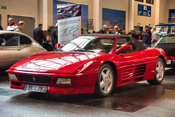 FRIEDRICHSHAFEN - MAYO 2019: red FERRARI 348 SPIDER 1994 cabrio at Motorworld Classics Bodensee on mayo 11, 2019 in Friedrichshafen, Germany — Foto de Stock